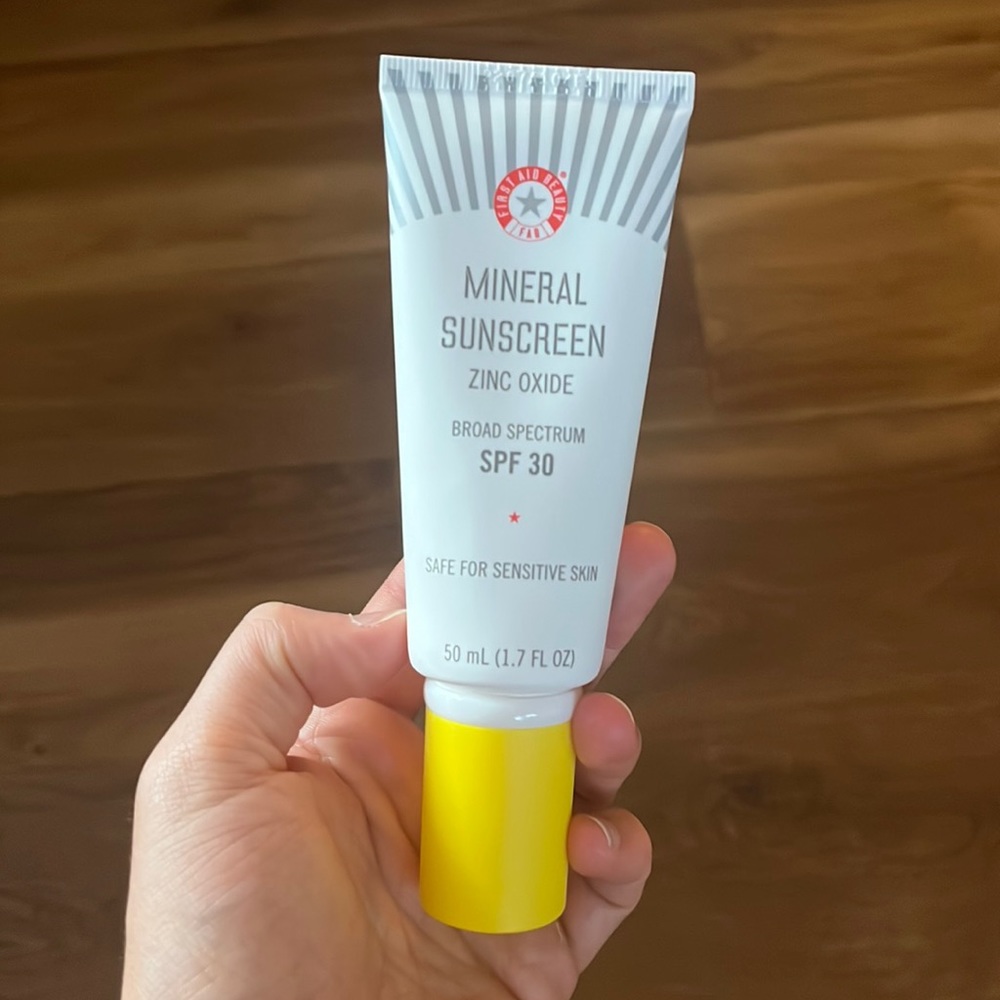 First Aid Beauty MINERAL SUNSCREEN ZINC OXIDE BROAD SPECTRUM SPF 30